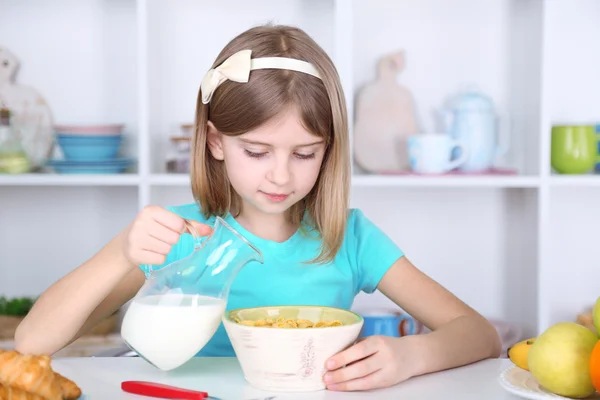 Mooi meisje ontbijt eten in keuken thuis — Stockfoto