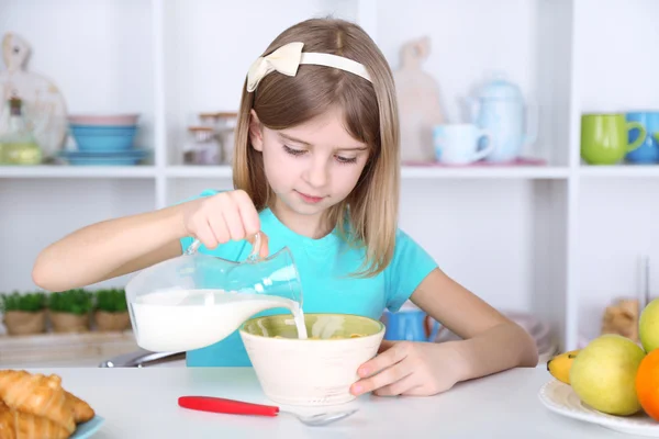 Schönes kleines Mädchen frühstückt zu Hause in der Küche — Stockfoto