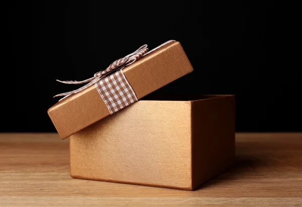 Koyu arka plan üzerine açık hediye kutusu — Stok fotoğraf