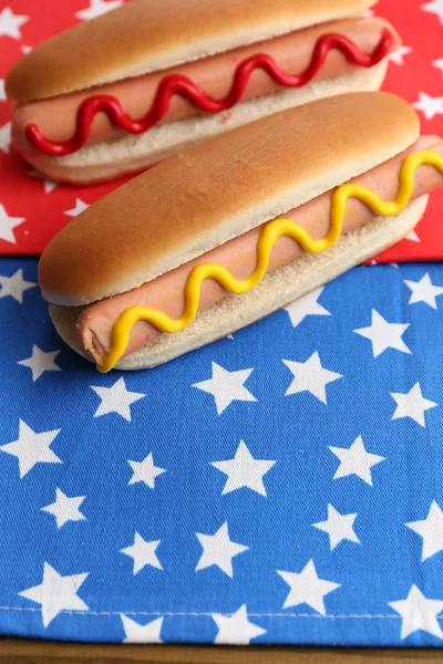 Hot dog gustosi su tovagliolo con stelle — Foto Stock