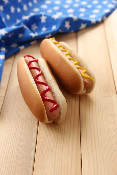 Finom hot-dogot, a fából készült asztal — Stock Fotó