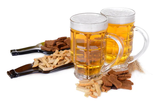 Glazen bier met snack geïsoleerd op wit — Stockfoto