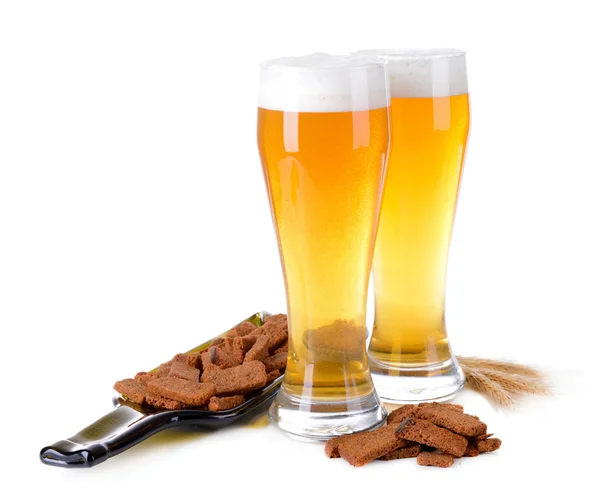 Szklanki piwa z przekąskami na białym tle — Zdjęcie stockowe