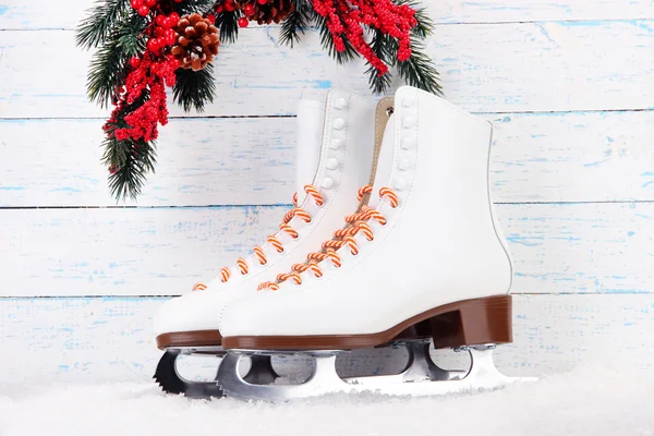 Figuur schaatsen op houten achtergrond — Stockfoto