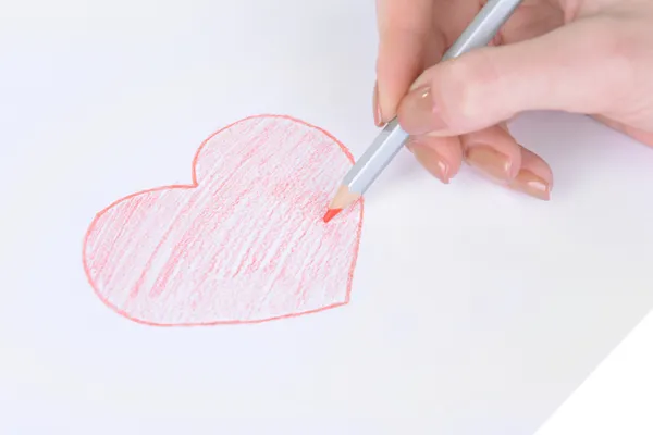 Сердце нарисовано карандашом на бумажном листе крупным планом — стоковое фото