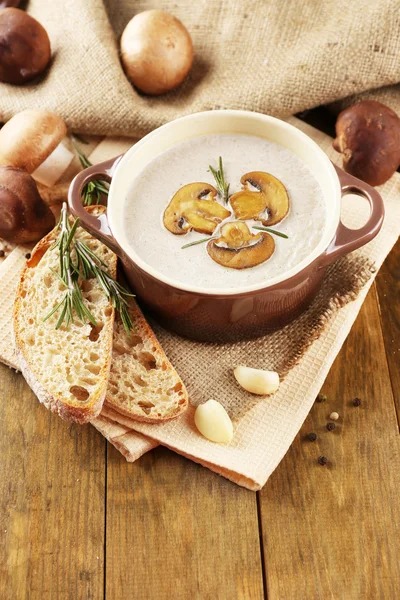 Sopa de cogumelos em panela, no fundo de madeira — Fotografia de Stock