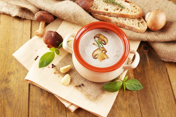 Zupa grzybowa w garnku, na tle drewniane — Zdjęcie stockowe