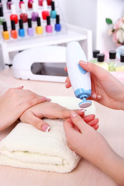 Processo de manicure no salão de beleza de perto — Fotografia de Stock