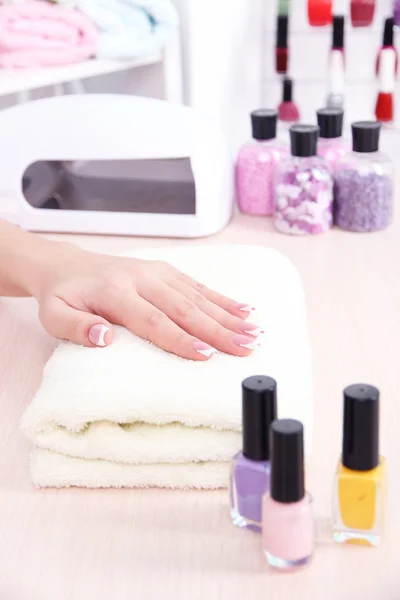 Young woman getting manicure in beauty salon — Stock Photo, Image