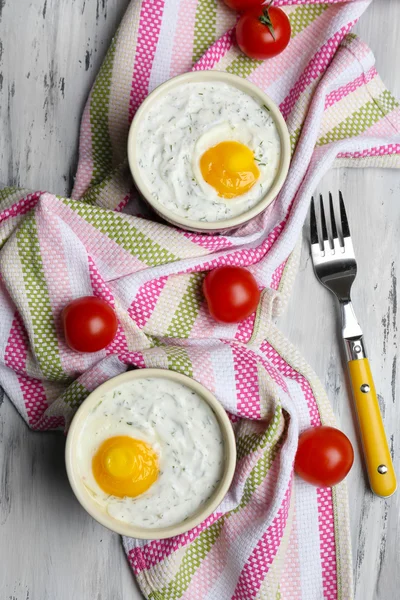 Pečená vejce na stole zblízka — Stock fotografie