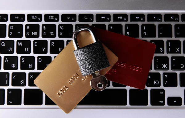 Credit cards and lock on keyboard close up — Stock Photo, Image