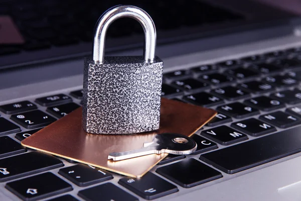 Credit card and lock on keyboard close up — Stock Photo, Image