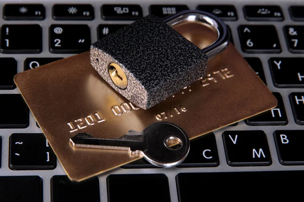 Cartão de crédito e bloqueio no teclado fechar — Fotografia de Stock