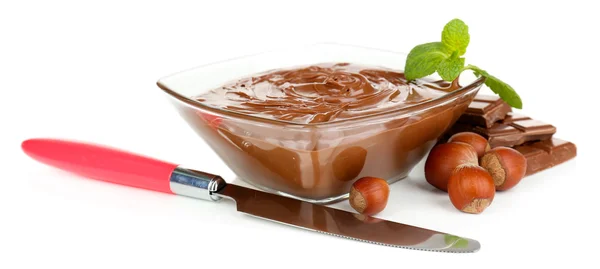 Γλυκό σοκολάτας Πραλίνα φουντουκιού με ολόκληρους καρπούς με κέλυφος και μέντα που απομονώνονται σε λευκό — Φωτογραφία Αρχείου