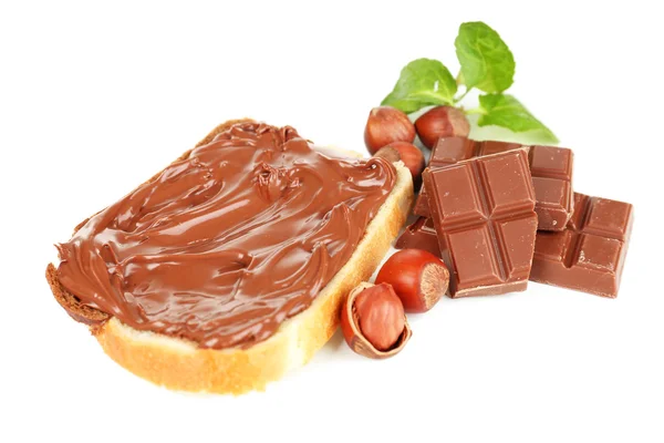 Chleb z orzechami laskowymi słodkiej czekolady izolowane na białym — Zdjęcie stockowe