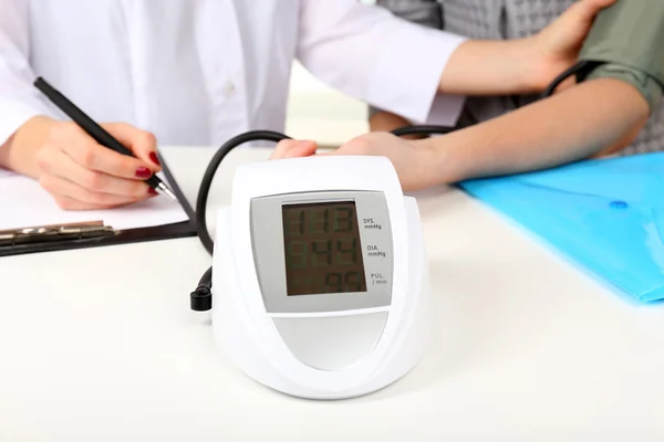 Measuring pressure of patient in hospital close-up — Stock Photo, Image