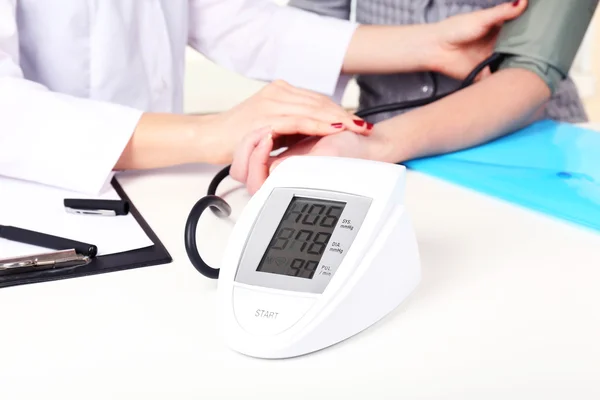 Measuring pressure of patient in hospital close-up — Stock Photo, Image
