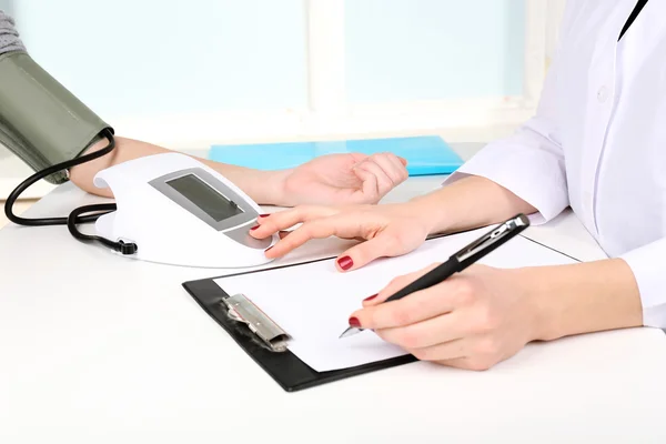 Druck des Patienten im Krankenhaus aus nächster Nähe messen — Stockfoto