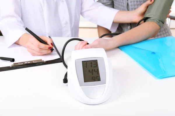 Pressão de medição do paciente em close-up hospitalar — Fotografia de Stock