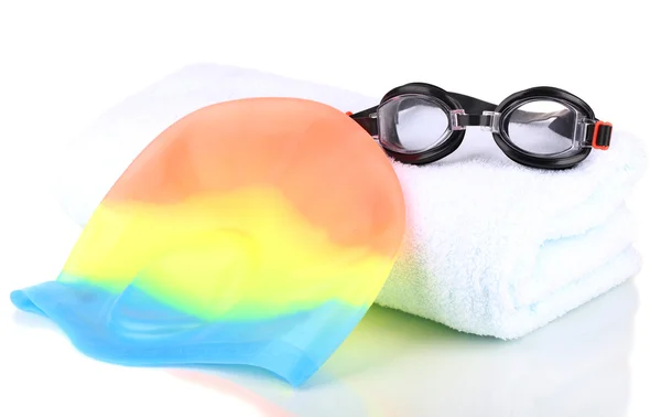 Комплект для бассейна: плавательная шапочка, очки и полотенце изолированы на белом — стоковое фото