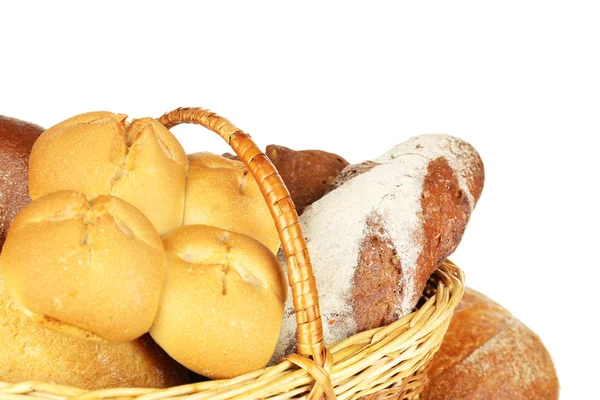 Композиція з хлібом і рулетами в плетеному кошику ізольована на білому — стокове фото