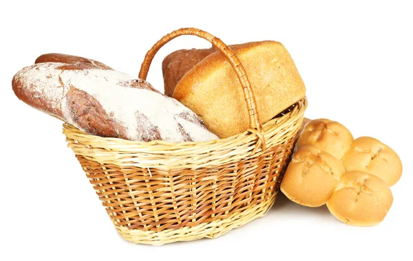 Composition avec pain et rouleaux dans un panier en osier isolé sur blanc — Photo