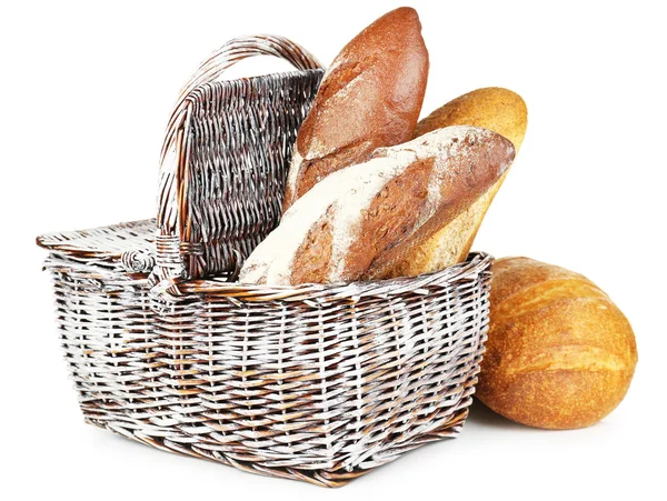 Composition avec pain et rouleaux dans un panier en osier isolé sur blanc — Photo