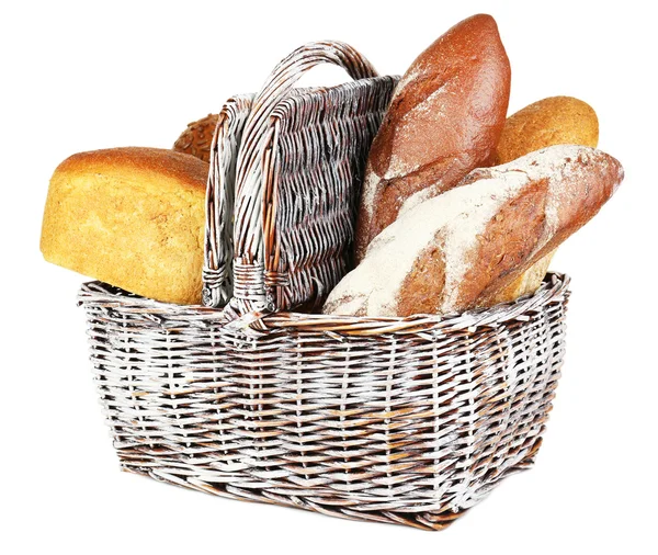 Composition avec pain et rouleaux dans un panier en osier isolé sur blanc — Photo
