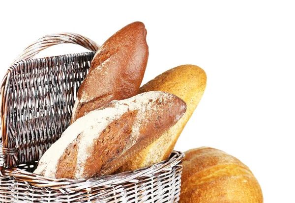 Skład z chlebem i bułkami w wiklinowym koszu izolowanym na białym — Zdjęcie stockowe