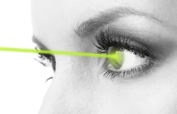 Frauenauge mit Laserkorrektur in Grautönen — Stockfoto