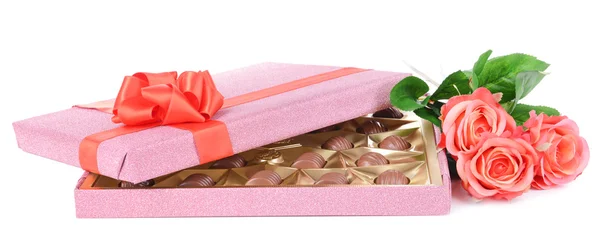 Deliciosos chocolates em caixa com flores isoladas em branco — Fotografia de Stock