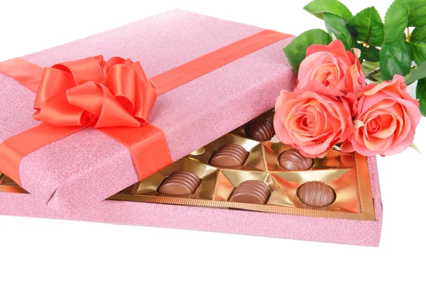 Deliciosos chocolates em caixa com flores close-up — Fotografia de Stock