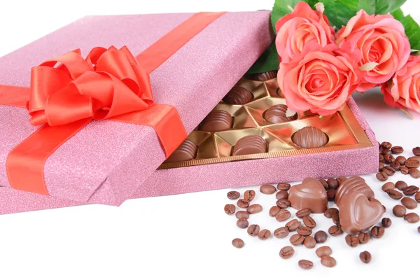 Νόστιμα σοκολατάκια σε κουτί με λουλούδια close-up — Φωτογραφία Αρχείου