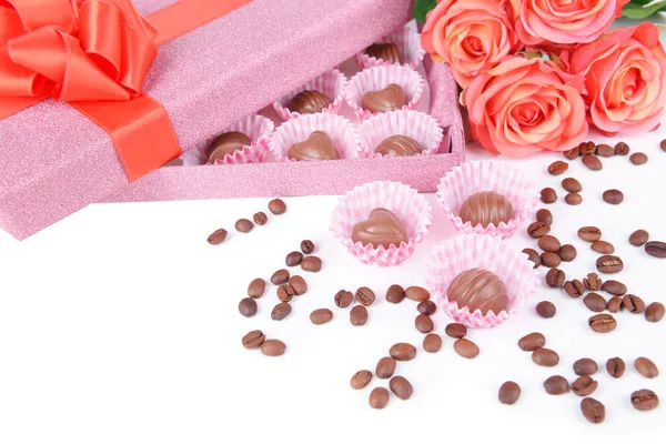 Delicious chocolates in box with flowers close-up — Stock Photo, Image