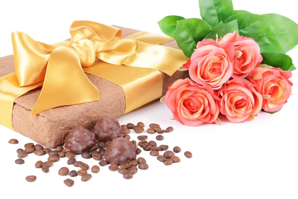 Deliciosos chocolates en caja con flores de cerca —  Fotos de Stock