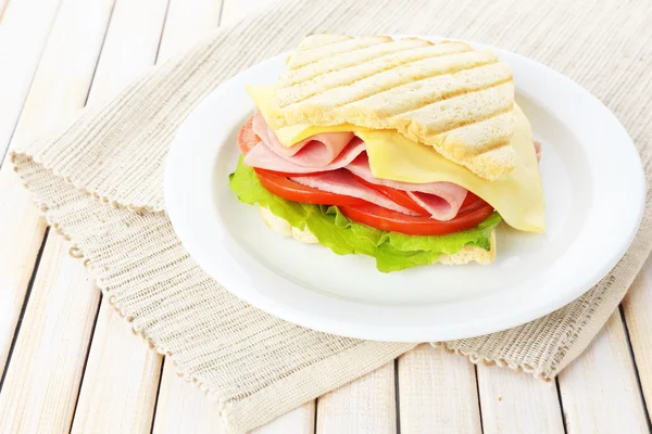 Leckeres Sandwich mit Schinken auf Holztisch — Stockfoto