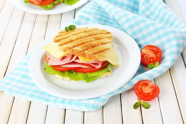 Leckeres Sandwich mit Schinken auf Holztisch — Stockfoto