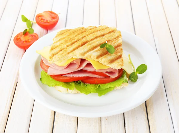 Leckeres Sandwich mit Schinken auf Holztisch — Stockfoto