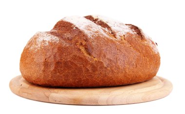 ahşap stand üzerinde beyaz izole çavdar ekmeği
