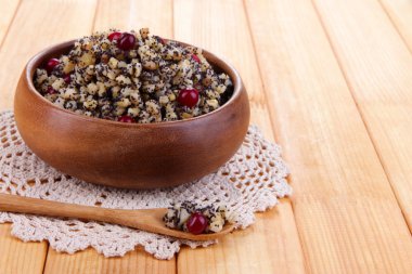 kutia - geleneksel Noel tatlı yemek Ukrayna, Beyaz Rusya ve Polonya, ahşap zemin ile plaka