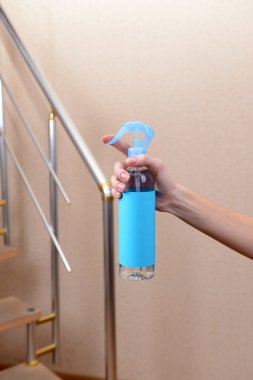 toz boya spreyi el yakın çekim