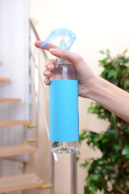 toz boya spreyi el yakın çekim