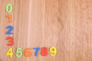 ahşap arka plan üzerinde renkli numaralar