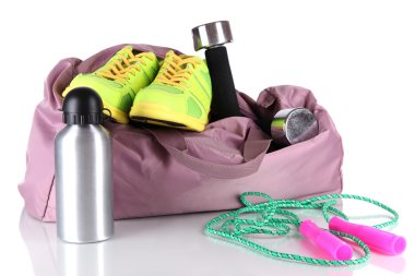 spor çantası ile üzerine beyaz izole spor malzemeleri