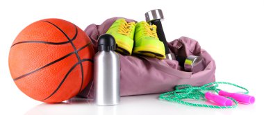 spor çantası ile üzerine beyaz izole spor malzemeleri