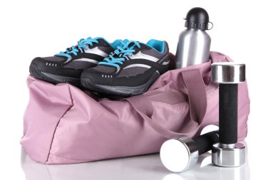 spor çantası ile üzerine beyaz izole spor malzemeleri