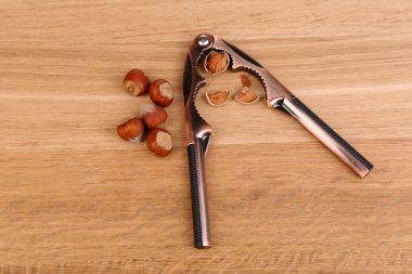 Fındıkkıran ve ahşap zemin üzerine fındık