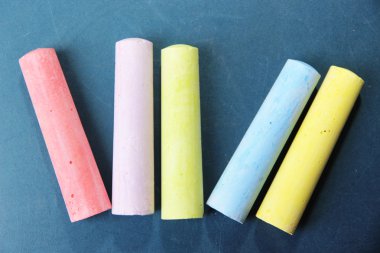 okul masa üzerinde renkli tebeşirler