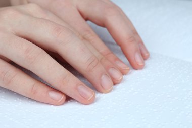 kör kadın Braille yazılmış kitap okumak