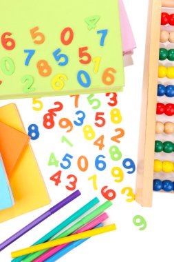 renkli numaralar, abaküs, kitap ve işaretçileri, üzerinde beyaz izole
